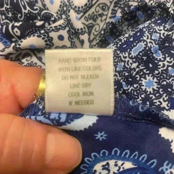 Top by Dressbarn with elastic at wristbands. Shades of blues. Size 3X - Picture 8 of 8